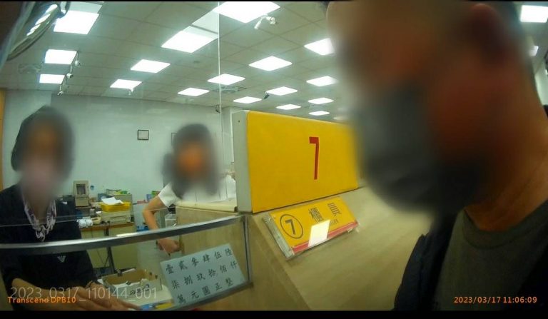 中和警即時攔阻民眾受騙。(記者徐煜勝翻攝)