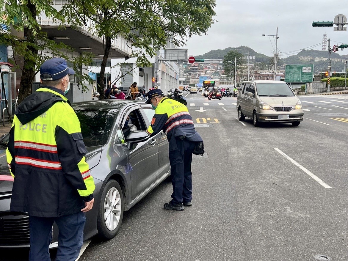 基隆市警察局員警向民眾加強宣導。（記者吳登國翻攝）