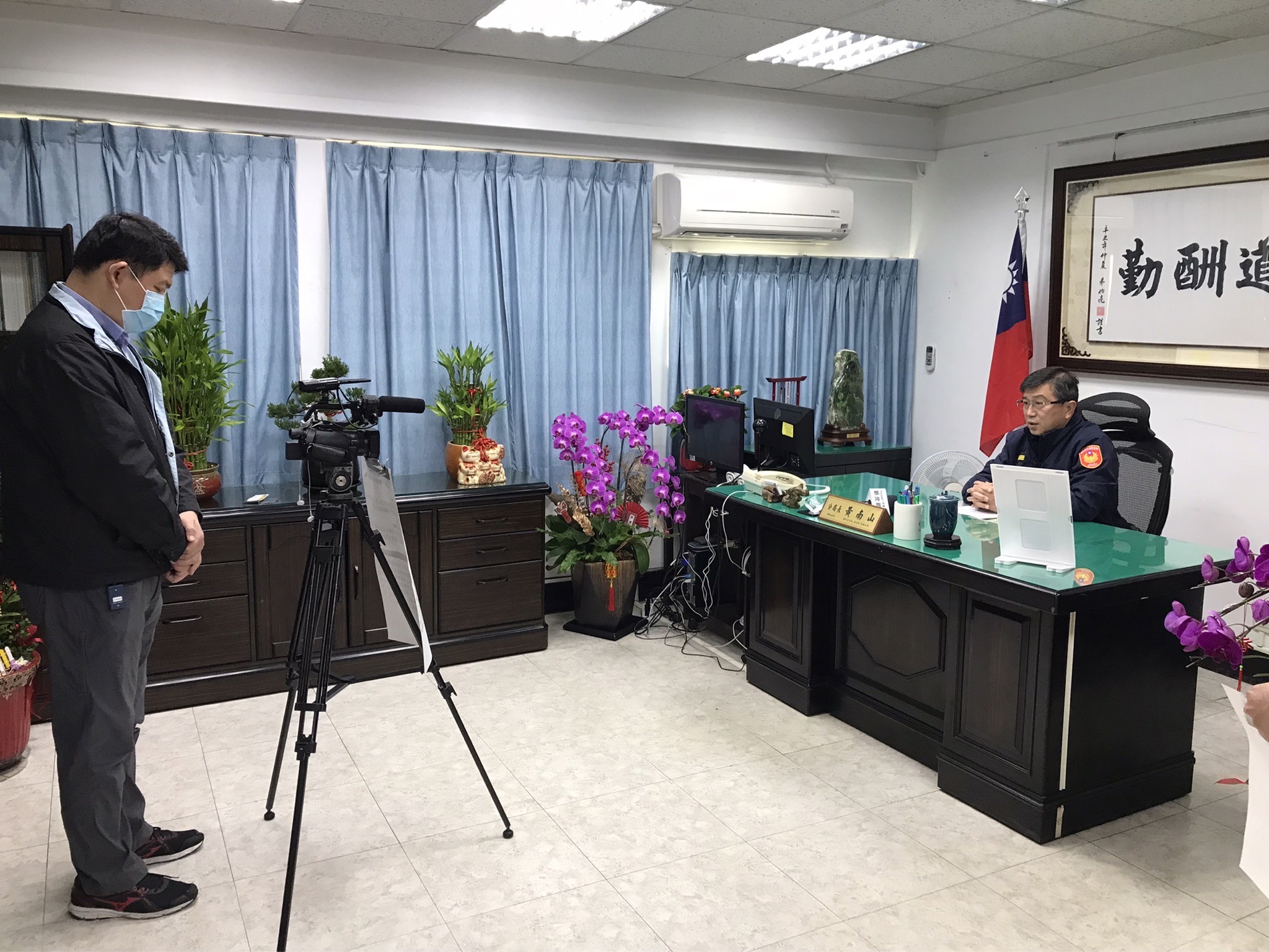 板橋警分局長黃南山接受電視採訪傳授防詐要領。（