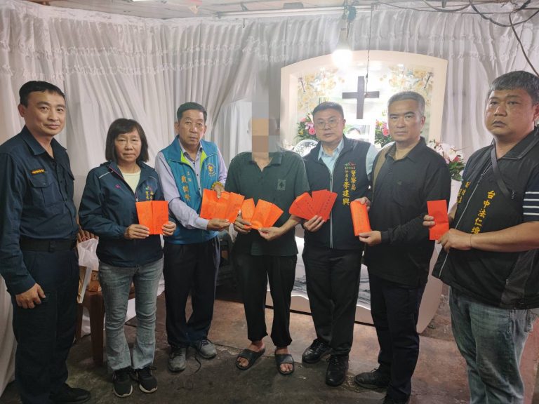 中市警四分局長李建興與春社派出所長邱量虔偕同霧峰善眾募得善款幫助南屯區春安里困苦民眾一家渡過難關。(圖/記者謝榮浤翻攝)