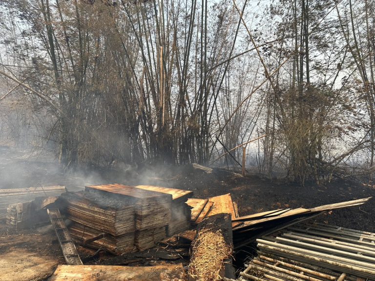 中市南屯區二十公墓昨發生火警，經消防人員全力滅火後火勢才得以控制。(圖/記者謝榮浤翻攝)