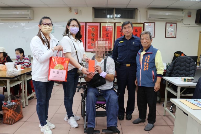 今日板橋警分局長黃南山偕同轄區里長及善心人士前往關懷轄區清寒、弱勢家庭。(記者徐煜勝翻攝)▲
