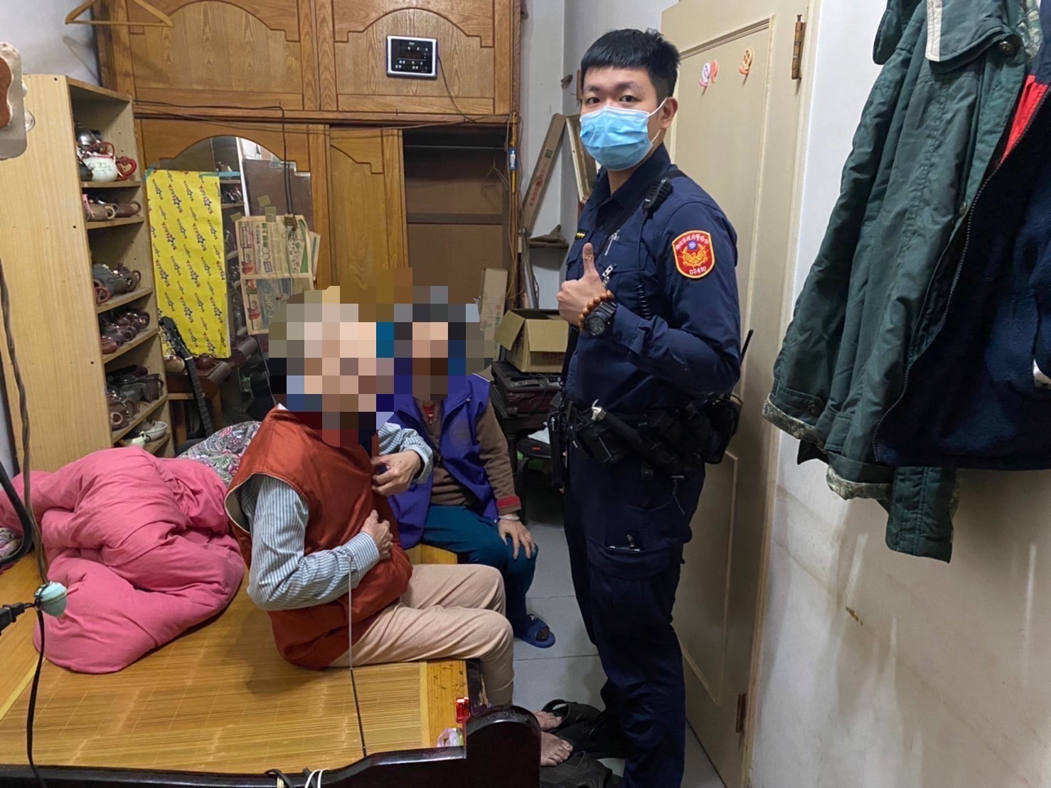 海山警分局江翠派出所日前助迷途8旬失智老翁返家。(記者徐煜勝翻攝)