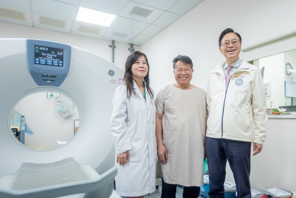 視察行程中,張善政市長(右1)與中壢長榮醫院院長謝麗玲(左1)和受檢民眾歡喜合影。(桃園市政府提供)