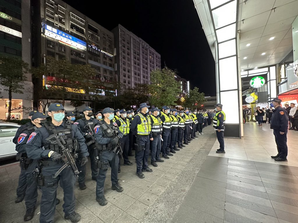 大安警動員掃蕩黑幫。(記者林金聖翻攝)