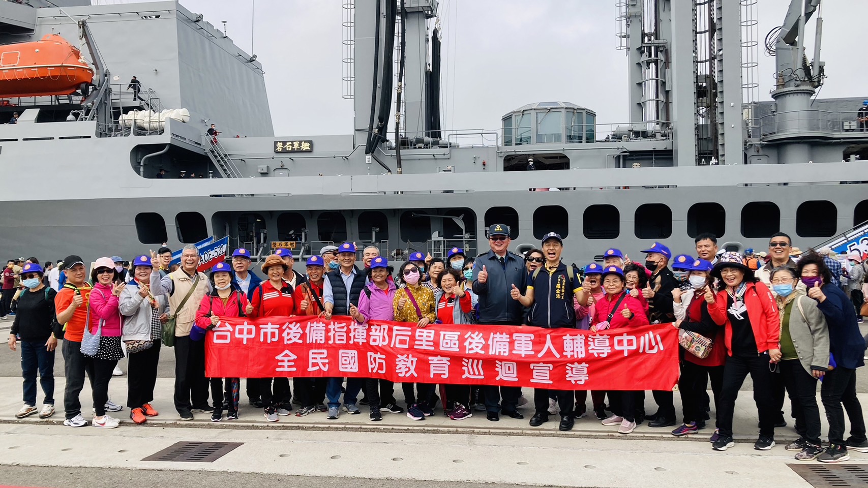 后里後備軍人輔導中心及后里區民眾與臺中市後備指揮部上校指揮官李育霖合影。(圖/中市後備指揮部提供)