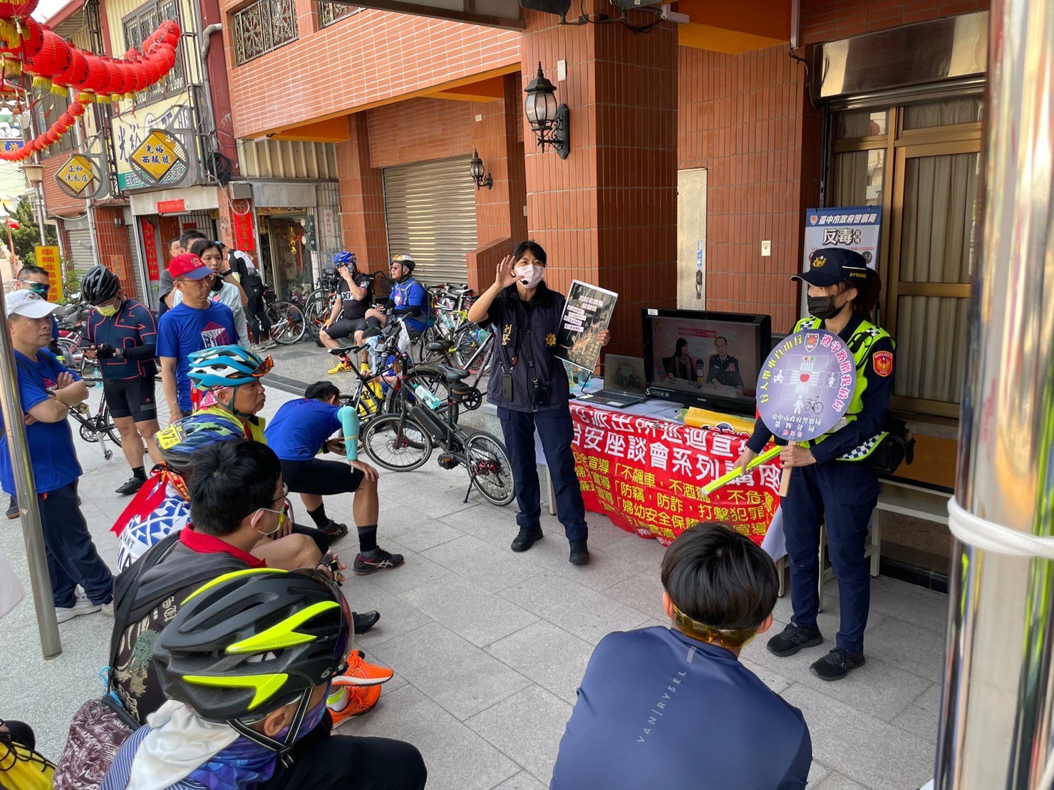 現場警察實地解說並播放阿昭署長防詐影片。(圖/記者謝榮浤翻攝)