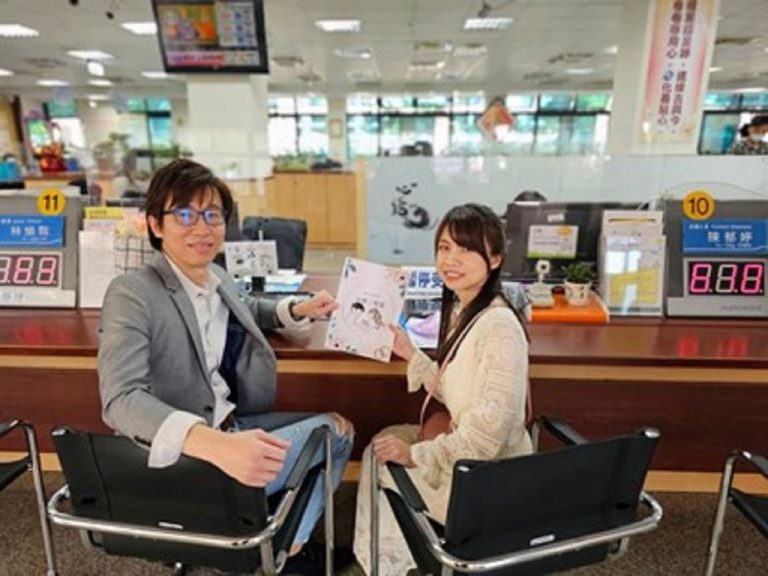 在太平戶所辦理結婚登記的阿蘇和小潘相戀20年決定在白色情人節互許終身。(圖/記者謝榮浤翻攝)