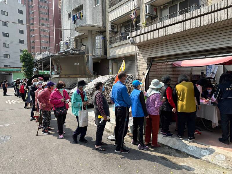 中市陳平里舉行限時送蛋，吸引長長人龍排隊索取。(圖/記者林芳怡翻攝)