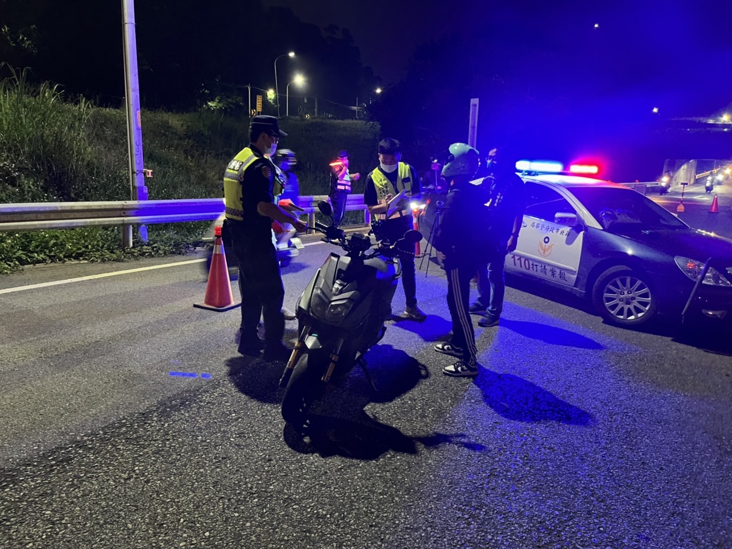 淡水警於重點路口強力取締。(記者戴昱弘翻攝)