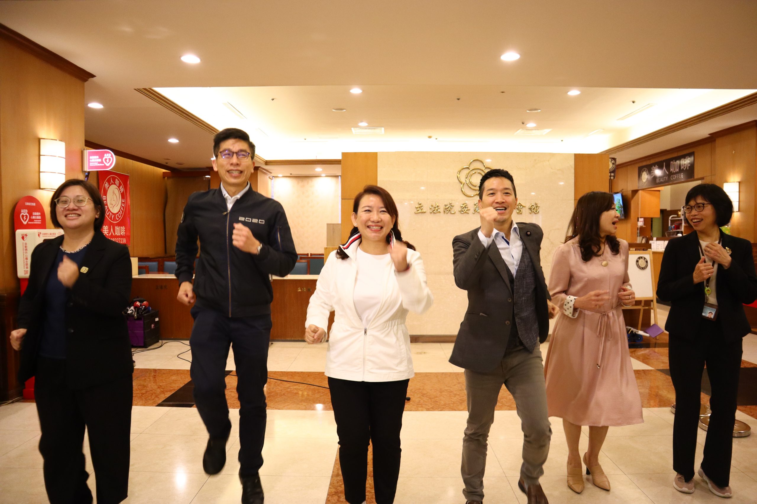 跑跳動起來!多位民進黨籍立法委員透過以身作則號召健康減重大家一起來。(圖/羅美玲國會辦公室提供)