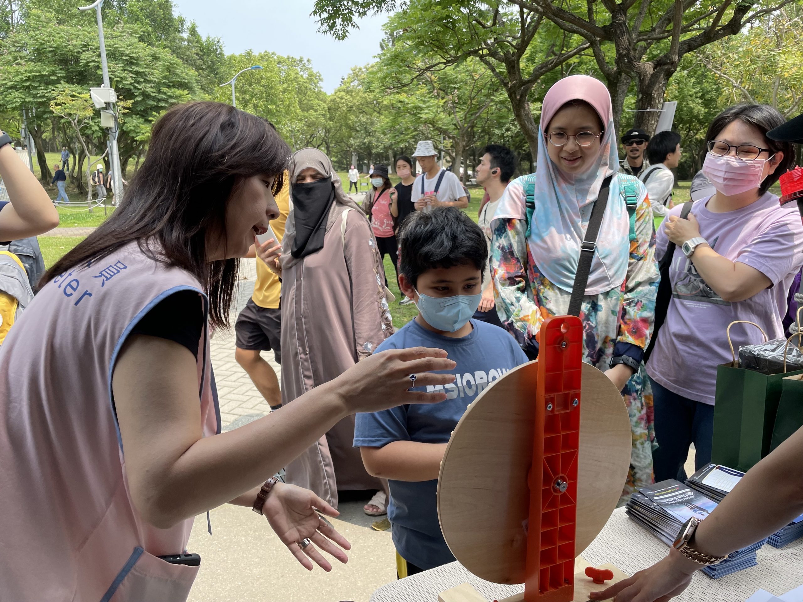 北區移民署邀請印尼語通譯擔任攤位問答遊戲關主，與穆斯林家庭同歡。（記者楊國域翻攝）