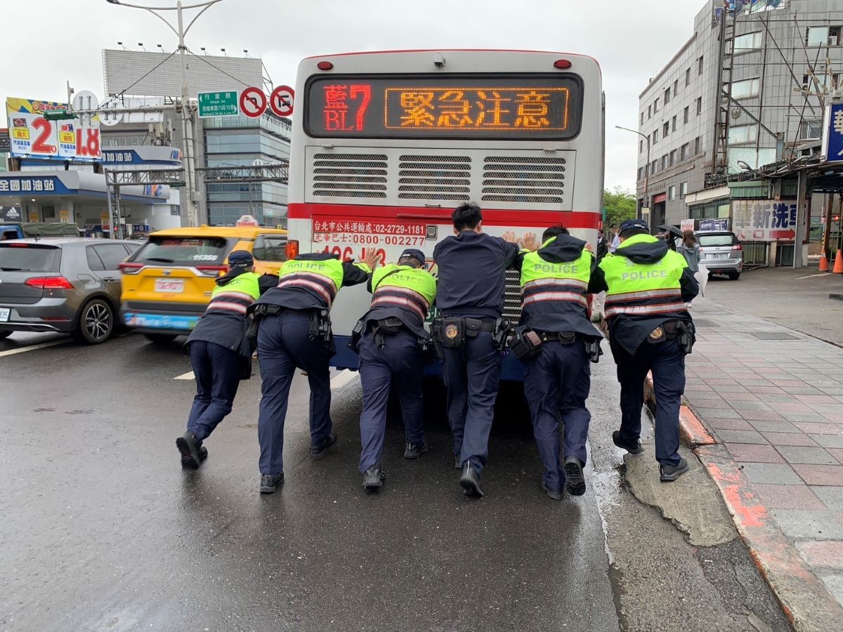 內科上班路上遭遇拋錨,員警伸出援手排除障礙