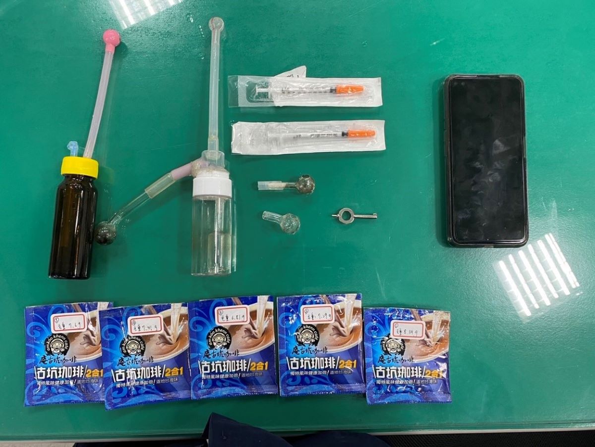 警方於張嫌住所緝獲之毒品及手銬鑰匙。(記者宋紹誠翻攝)