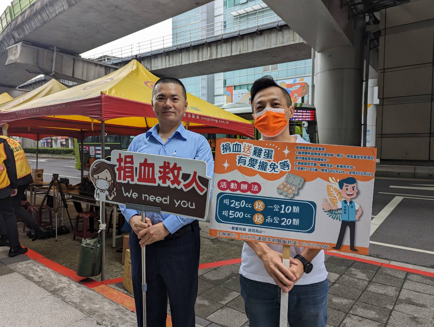 宏明建設董事長陳啟宏(左)前臺北市警察之友會 內湖辦事處主任,台北市議員李明賢(右),熱血相挺、讓愛延續。