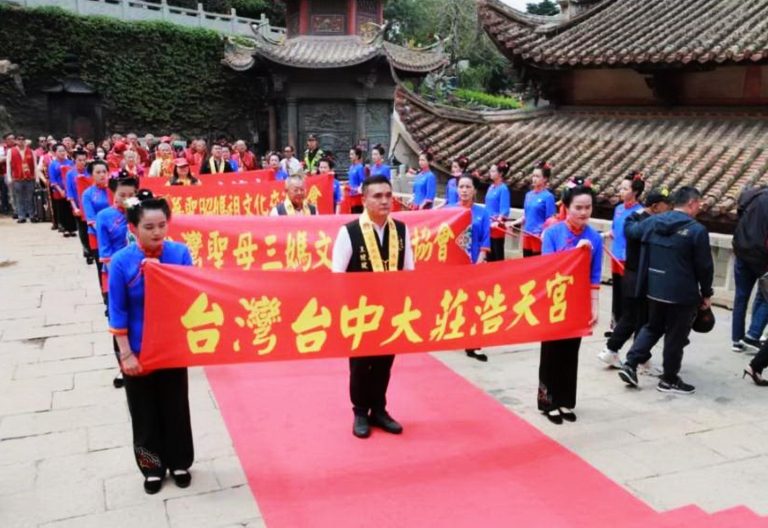台中市梧棲區大庄浩天宮重建委員會主任委員王經綻代表浩天宮，前往大陸福建湄洲島參加「天下媽祖回娘家」啟動儀式。（記者楊國域翻攝）