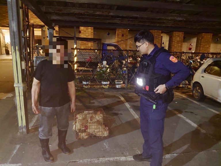 海山警通知載運司機領回掉落的雞。(記者戴昱弘翻攝）