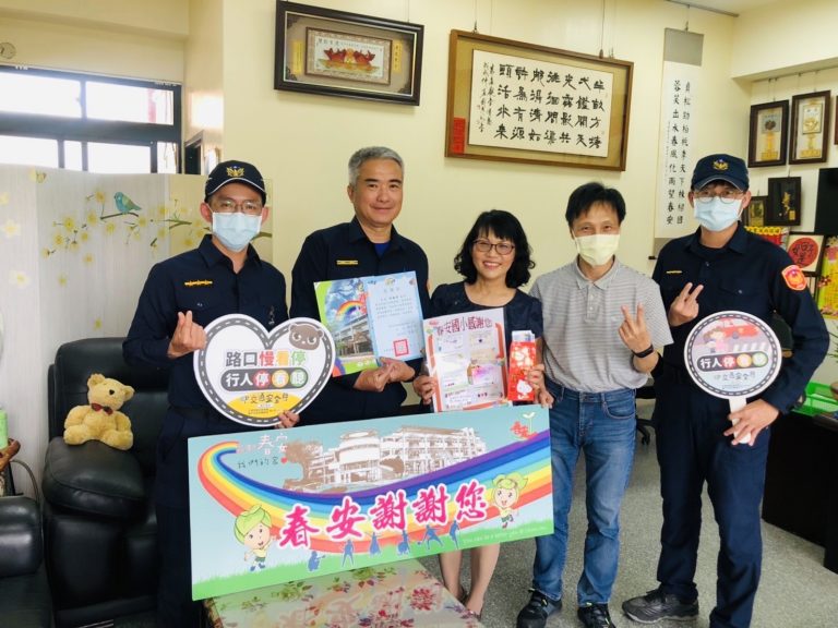 中市警四分局春社派出所長邱量虔運用善款援助免費提供早餐給予中市春安國小弱勢家庭8名兒童。(圖/記者林㤈輝翻攝)