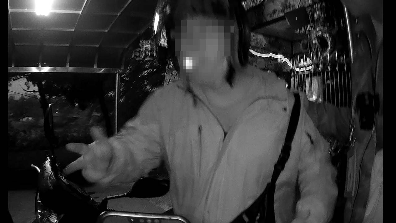 埔子派出所員警許文華、徐芳振於廟前逮捕通緝犯。(記者黃荷琇翻攝)