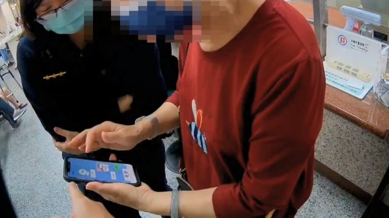 鳳崗所員警耐心勸阻民眾勿輕易相信群組訊息。（記者郭于榛翻攝）