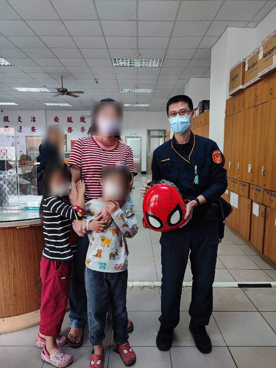 弟弟看見心愛的蜘蛛人背包完整歸來,臉上展露出失而復得的喜悅(記者郭于榛翻攝