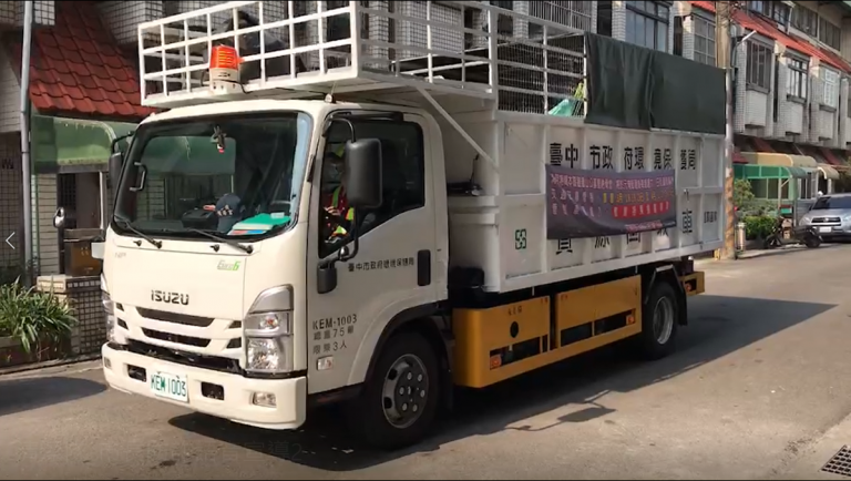 中市警豐原分局將市長盧秀燕防詐語音，利用垃圾清運時隨車撥放，加深民眾防詐印象。(圖/記者謝榮浤翻攝)