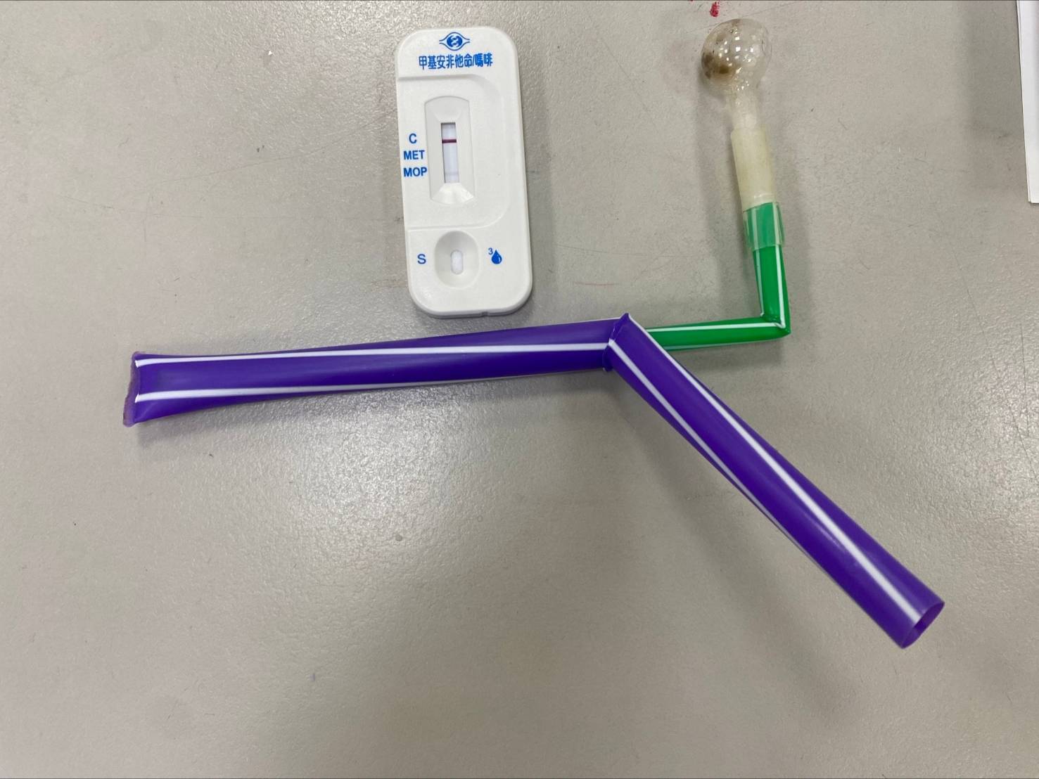 張女隨後自行取出安非他命吸食器交付給警方，經初篩呈陽性反應。（記者黃荷琇翻攝）