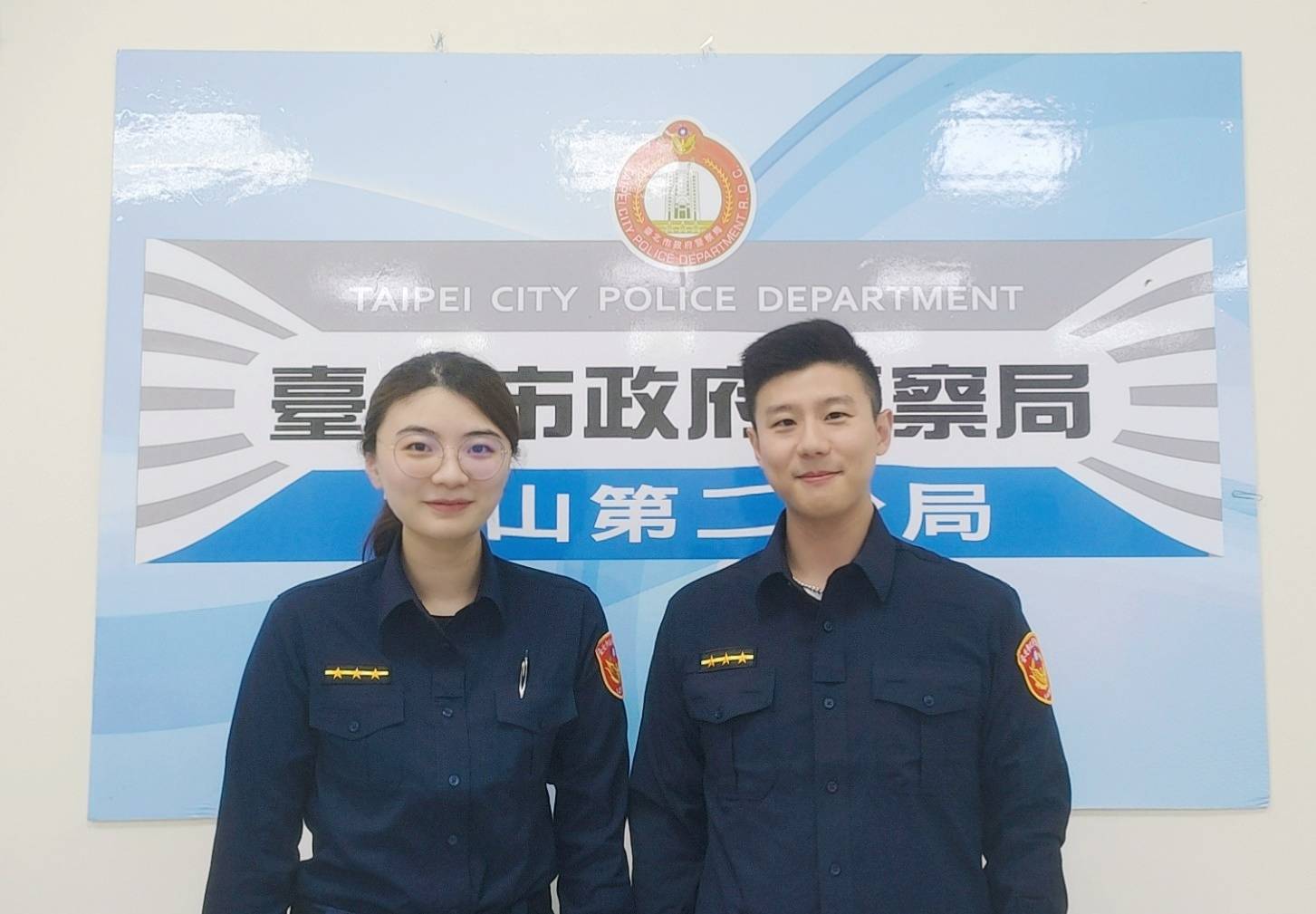 景美所警員陳立妍(左)、何權洲(右)執勤時發現一名遭列管的可疑女子。(記者黃荷琇翻攝)