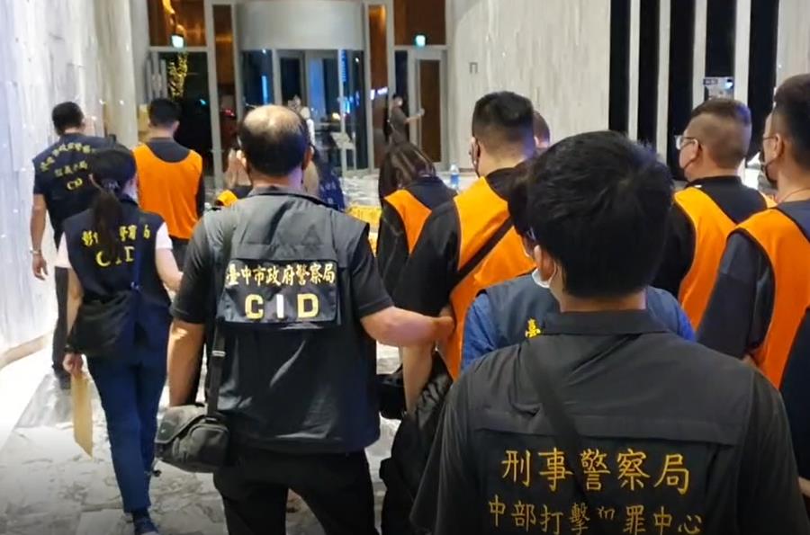 中市警刑大偵七隊日前偵破博弈詐騙案,相關犯嫌移送臺中地方檢察署續行偵辦。 (圖/記者林㤈輝翻攝)