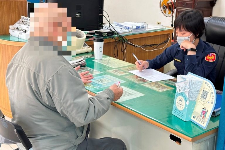 中市警五分局松安派出所女警陳靖軒日前耐心傾聽老翁的心聲並安撫其心緒。(圖/記者謝榮浤翻攝)