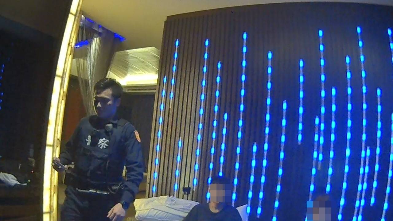 員警見到門後用櫃子頂著,進入查看發現房內物品凌亂。(記者黃荷琇翻攝)