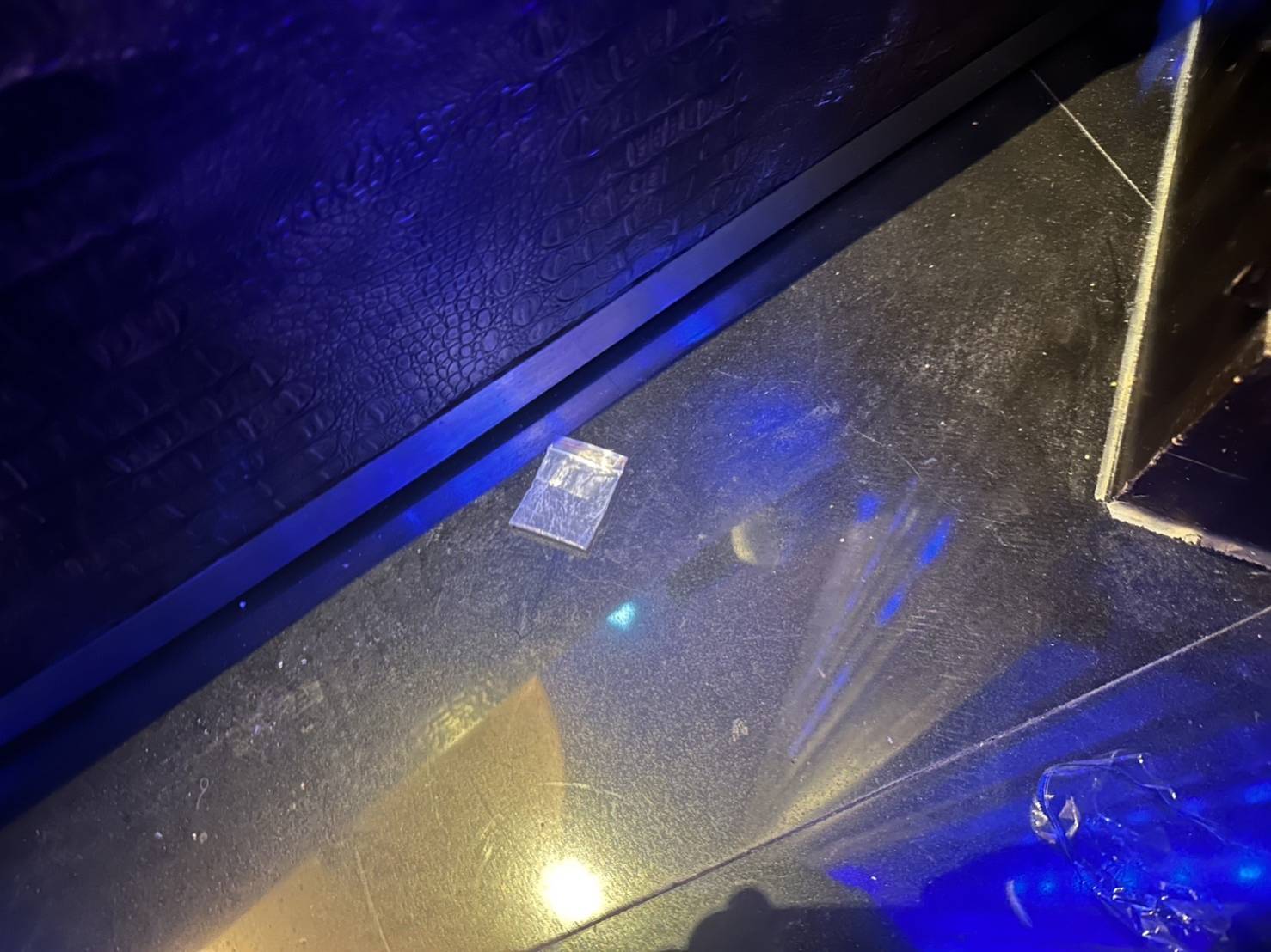 員警發現桌上有疑似毒品愷他命粉末、地上則有殘渣袋。(記者黃荷琇翻攝)