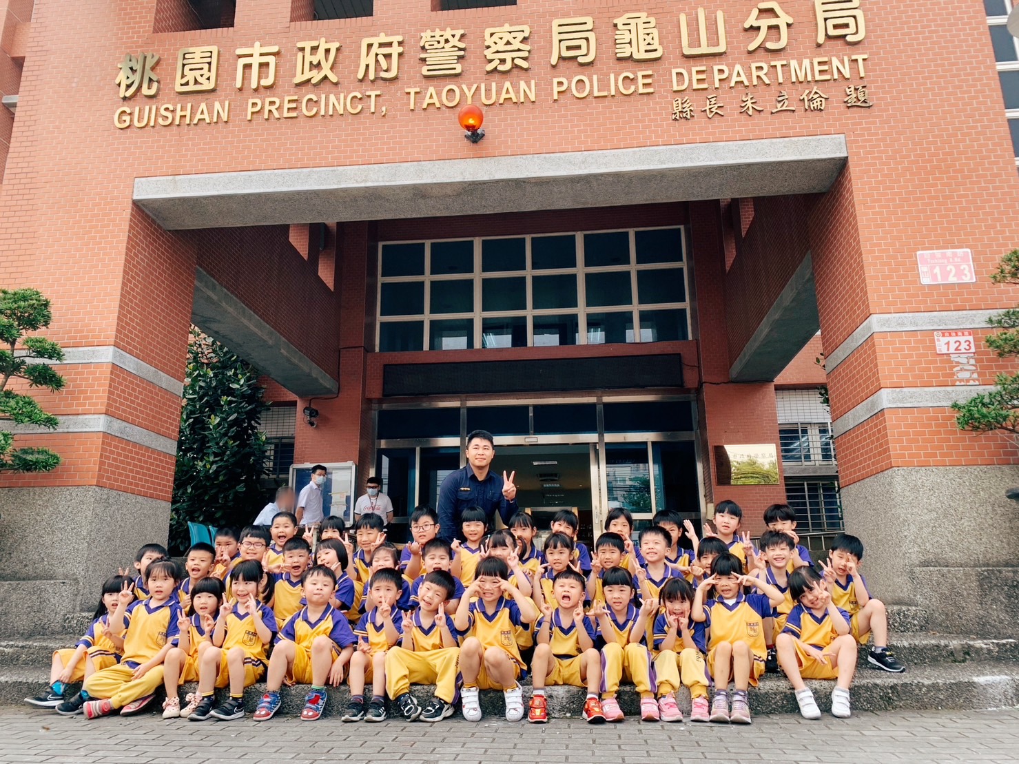 快樂斑比蒙特梭利幼兒園的小小朋友們來到龜山分局校外教學。(記者黃荷琇翻攝)