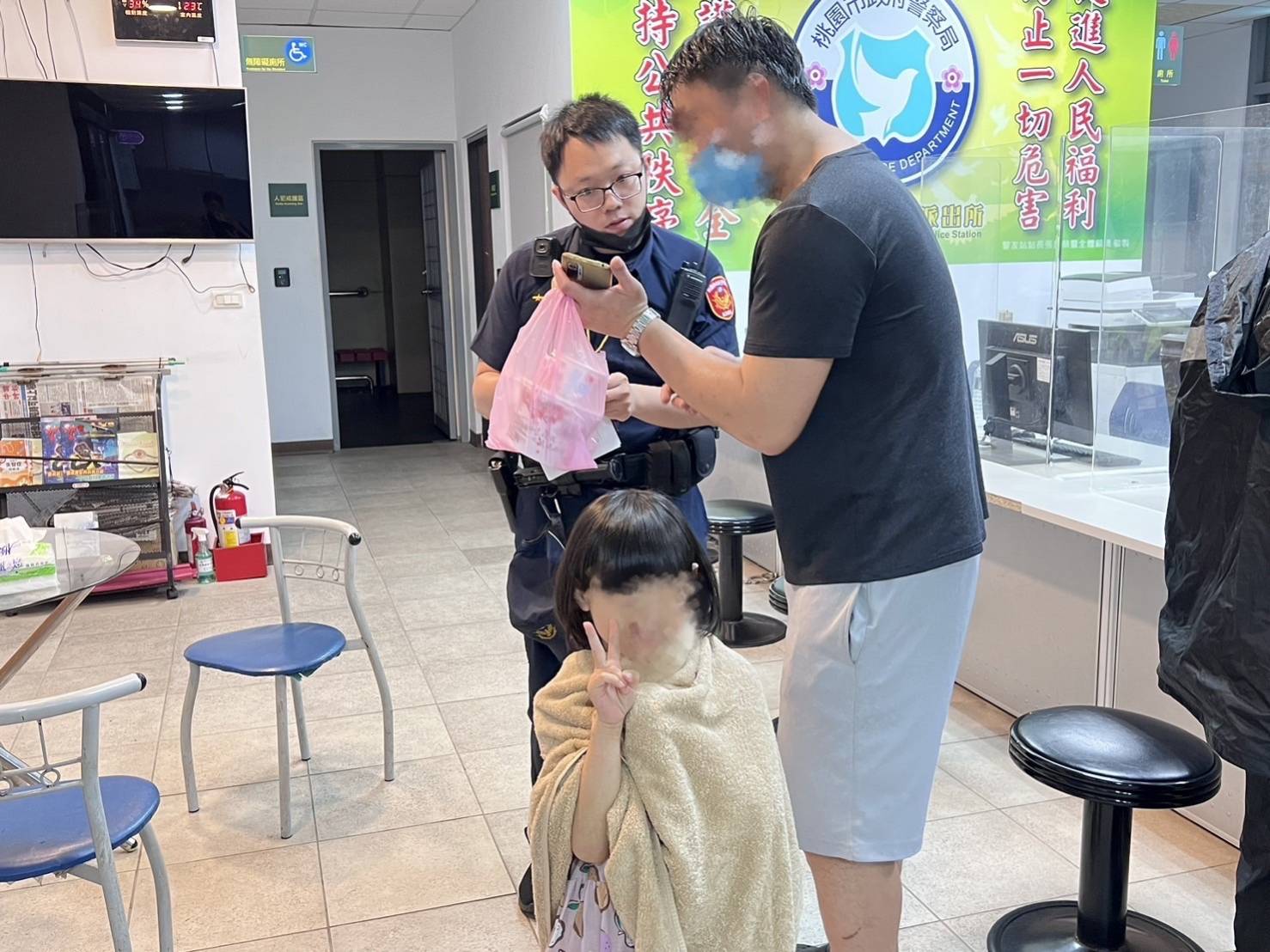同安所員警熱心協助田小妹與父母親團圓。(記者黃荷琇翻攝)