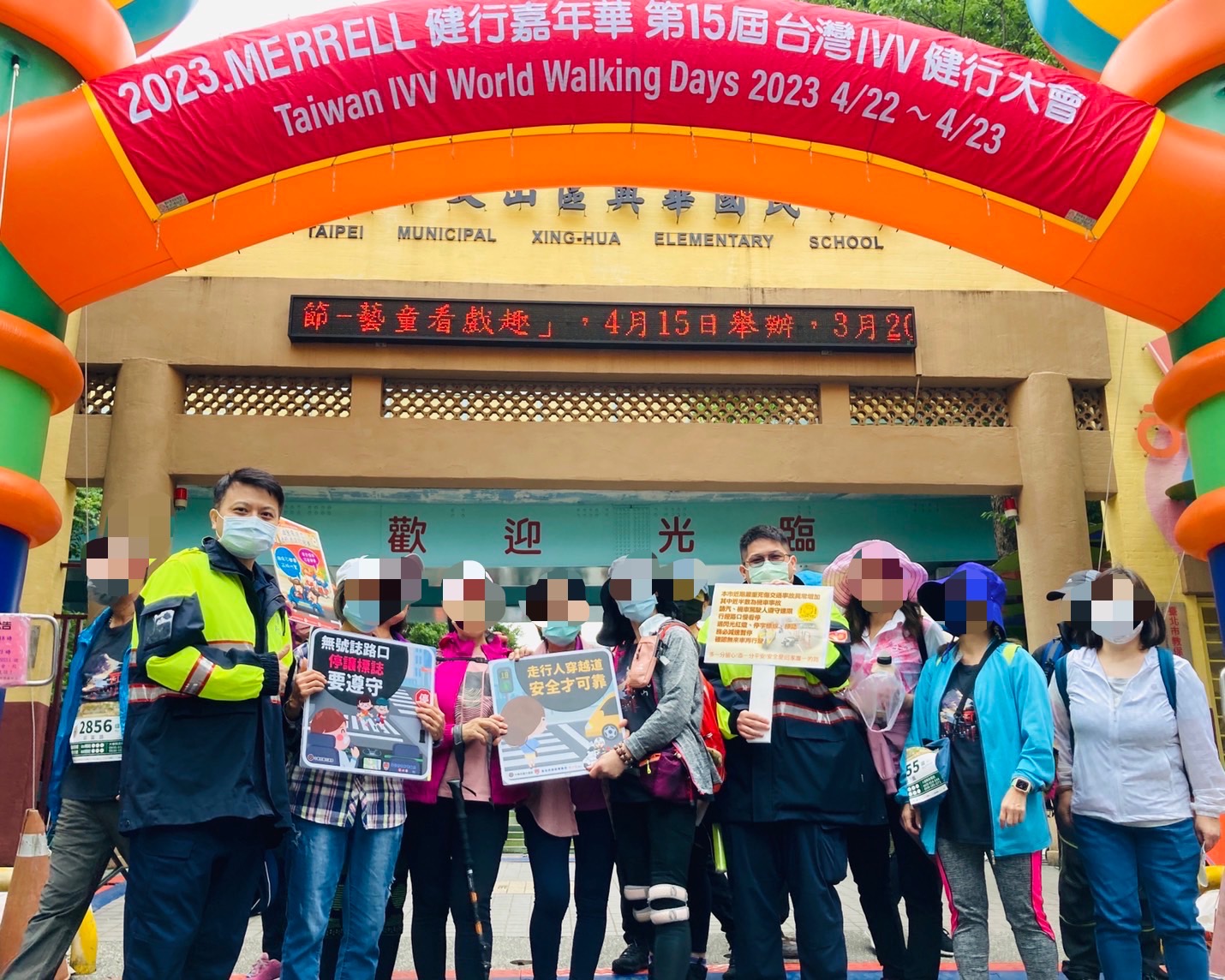 文山第二分局結合中華民國山岳協會宣導交通安全。（記者黃荷琇翻攝）