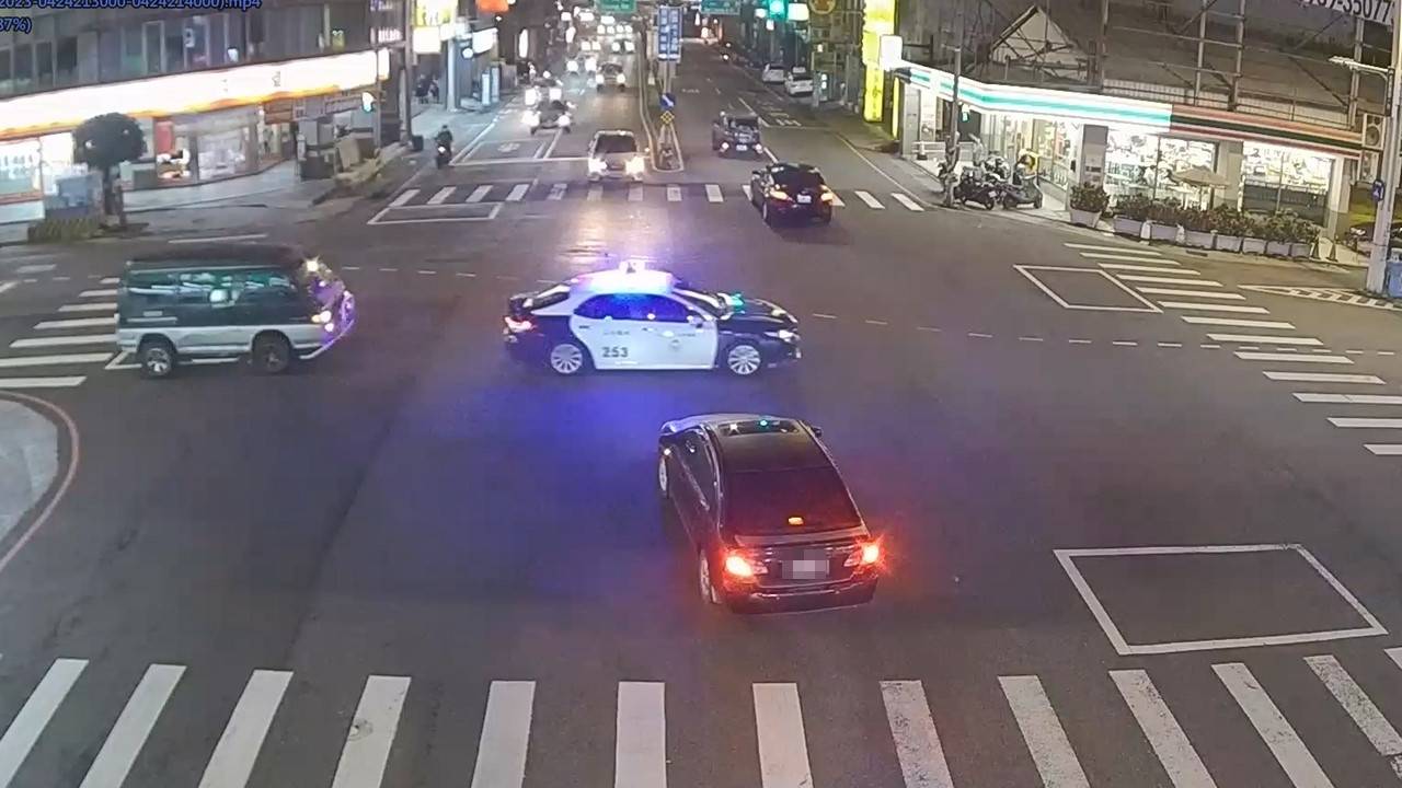 員警啟動警報器開道護送火速趕往醫院。(記者黃荷琇翻攝)