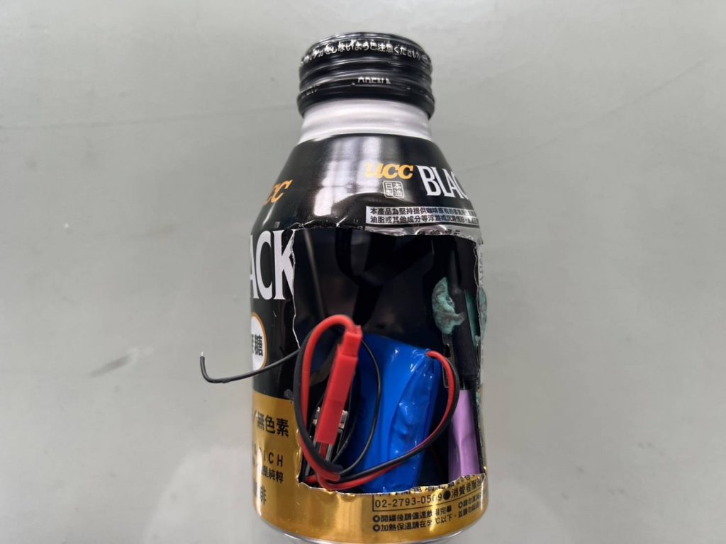 林男用咖啡罐隱藏針孔以手機遙控進行偷拍。(記者林金聖翻攝)