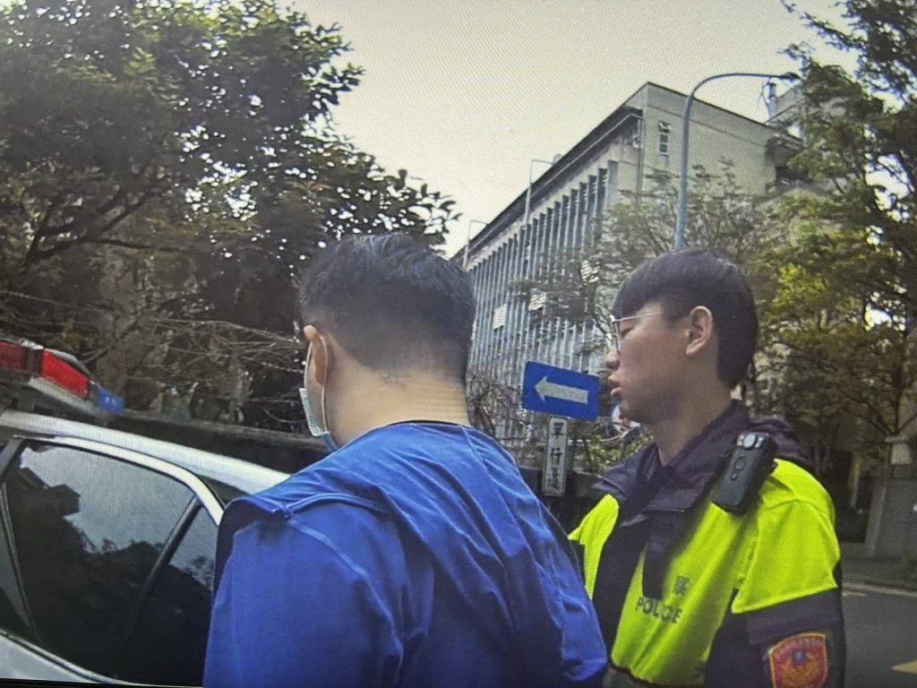 警將林男依現行將林姓犯逮捕。(記者林金聖翻攝)