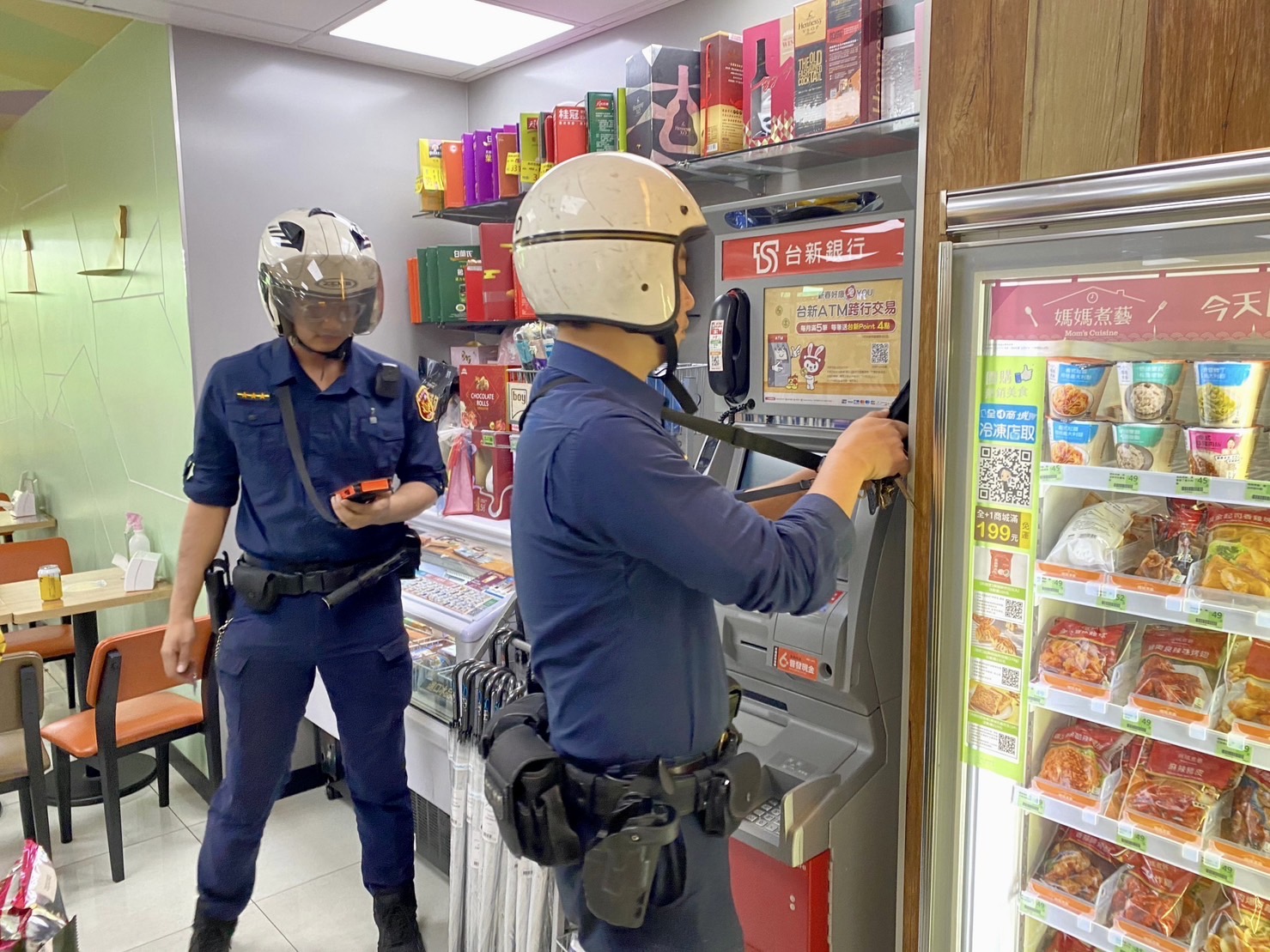 海山警於轄區提款機加強巡邏。(記者戴昱弘翻攝)