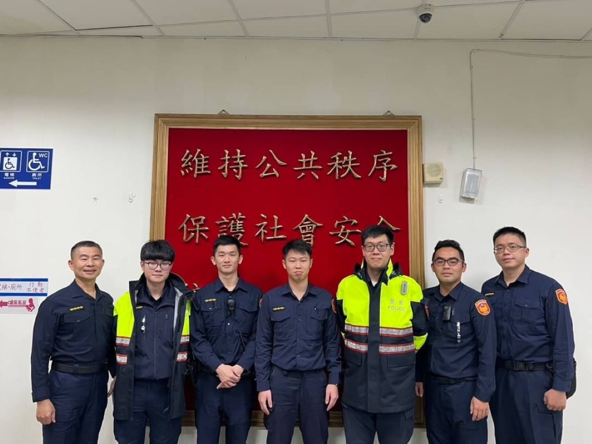 尖峰時刻公車拋錨也不怕,內湖警合照