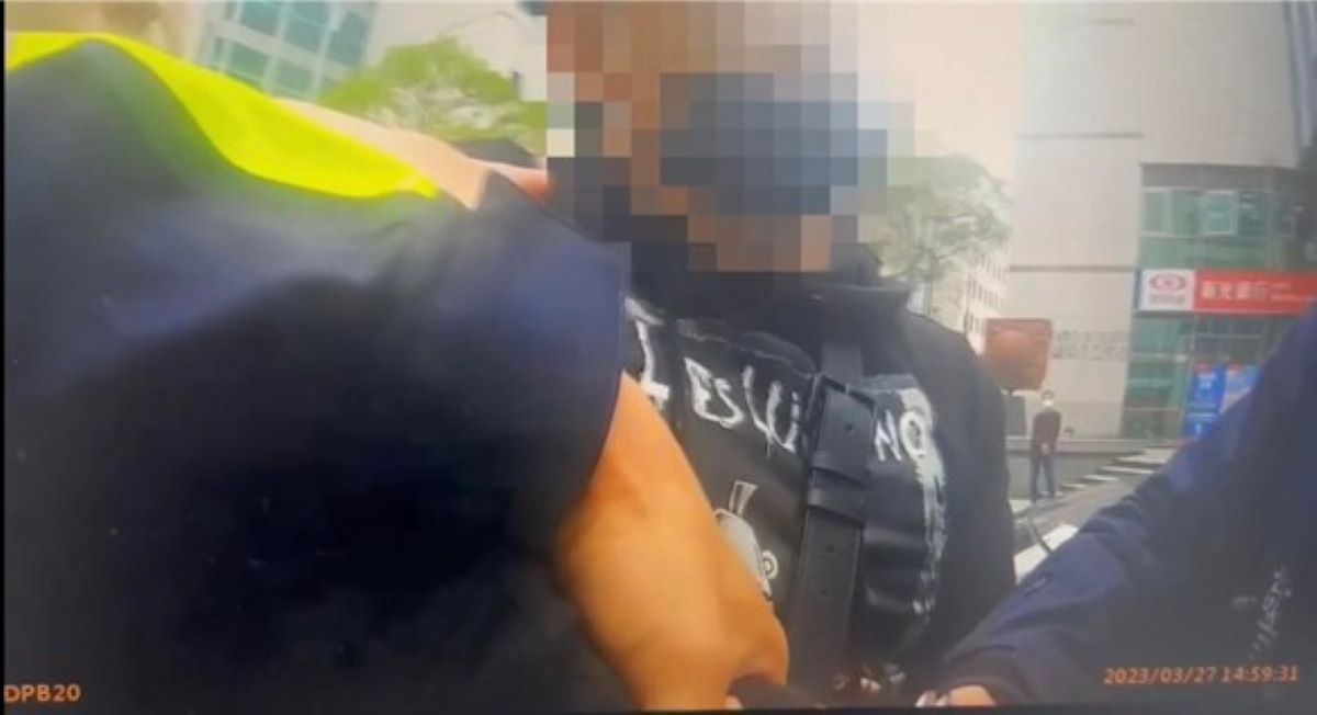 員警當場逮捕駕駛。(記者宋紹誠翻攝)