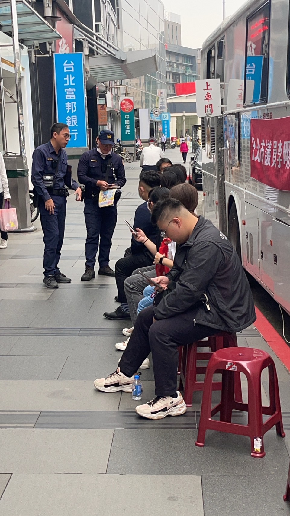 內湖分局港墘派出所進行犯罪宣導活動,提醒民眾注意安全。