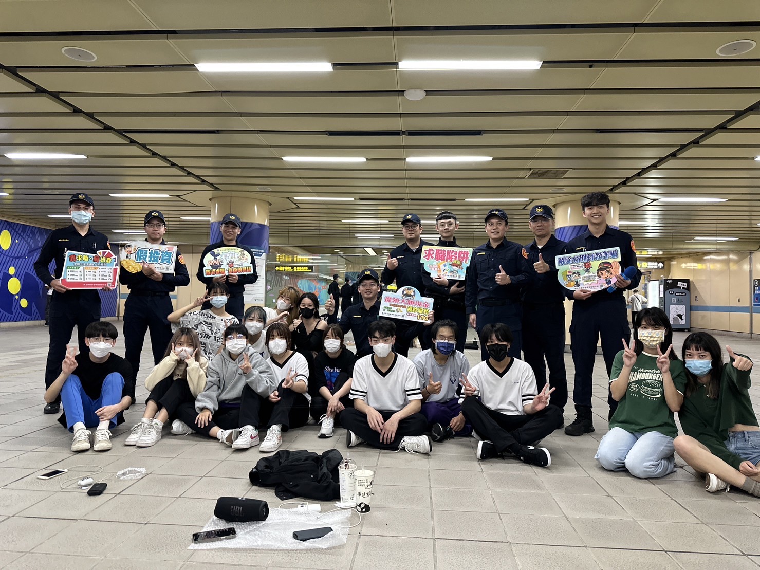 板橋警與青少年於車站熱舞互動宣導反詐防詐。（記者戴昱弘翻攝）