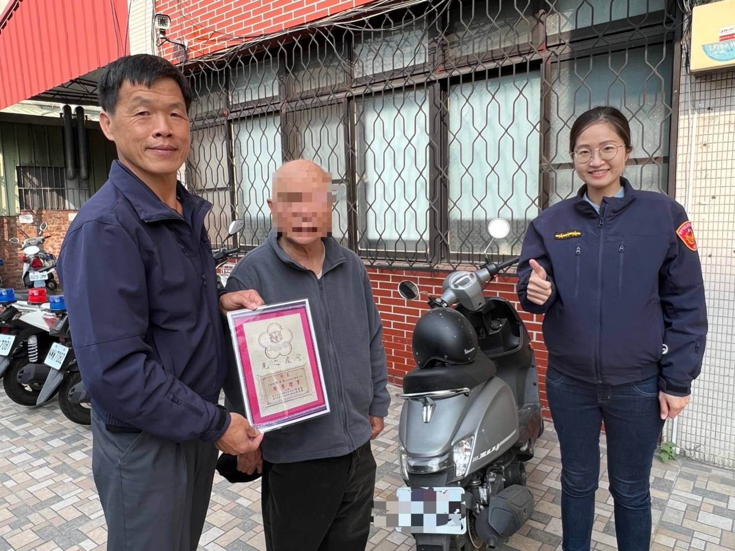 中市警霧峰分局內新派出所警員盧品妤日前助老翁尋獲愛車獲頒贈謝狀。(記者謝榮浤翻攝) 