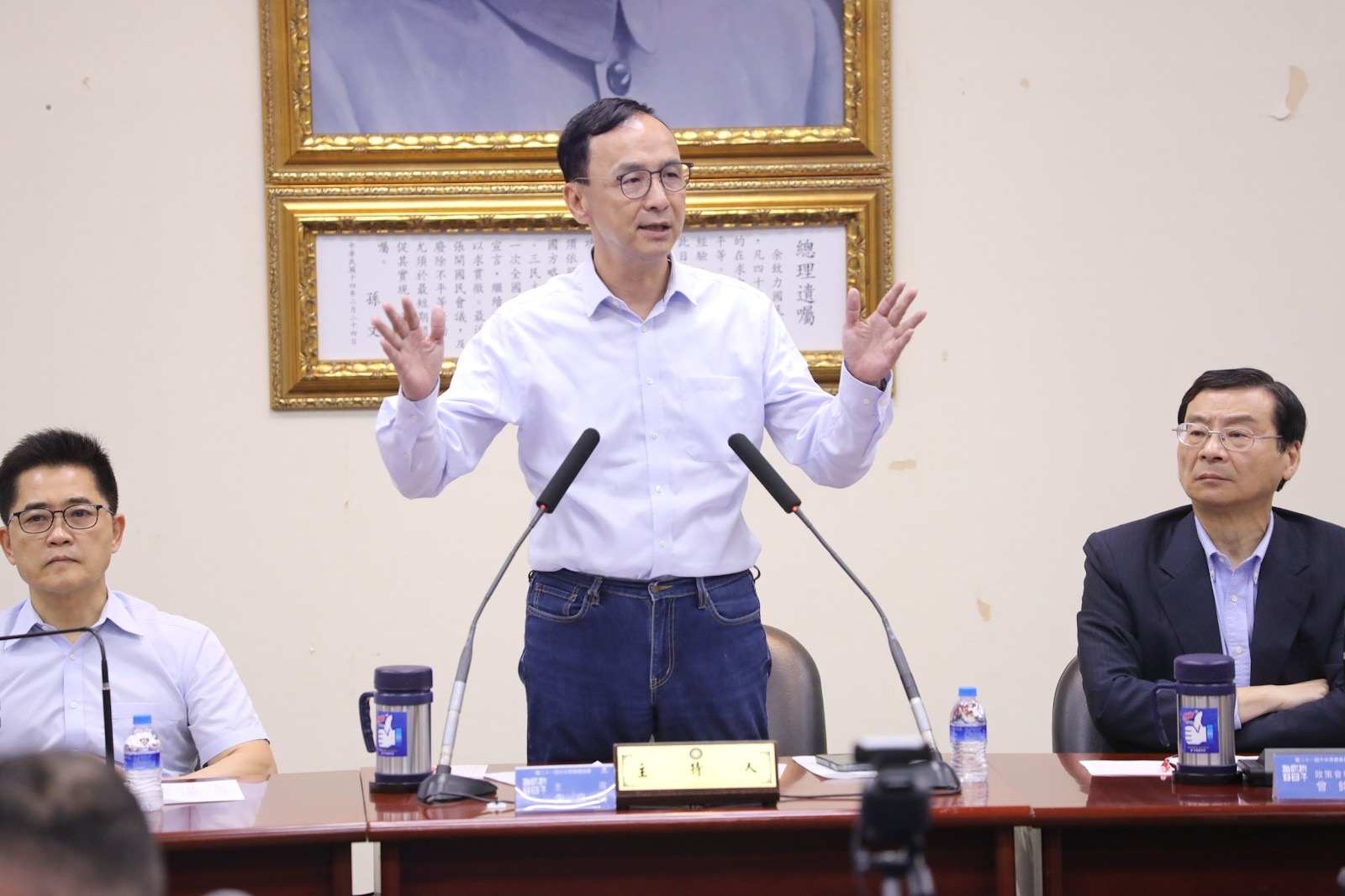 何啟聖喊話國民黨主席朱立倫（圖中），希望他早點懸崖勒馬，開誠布公地面對所有民眾。（翻攝國民黨官網）