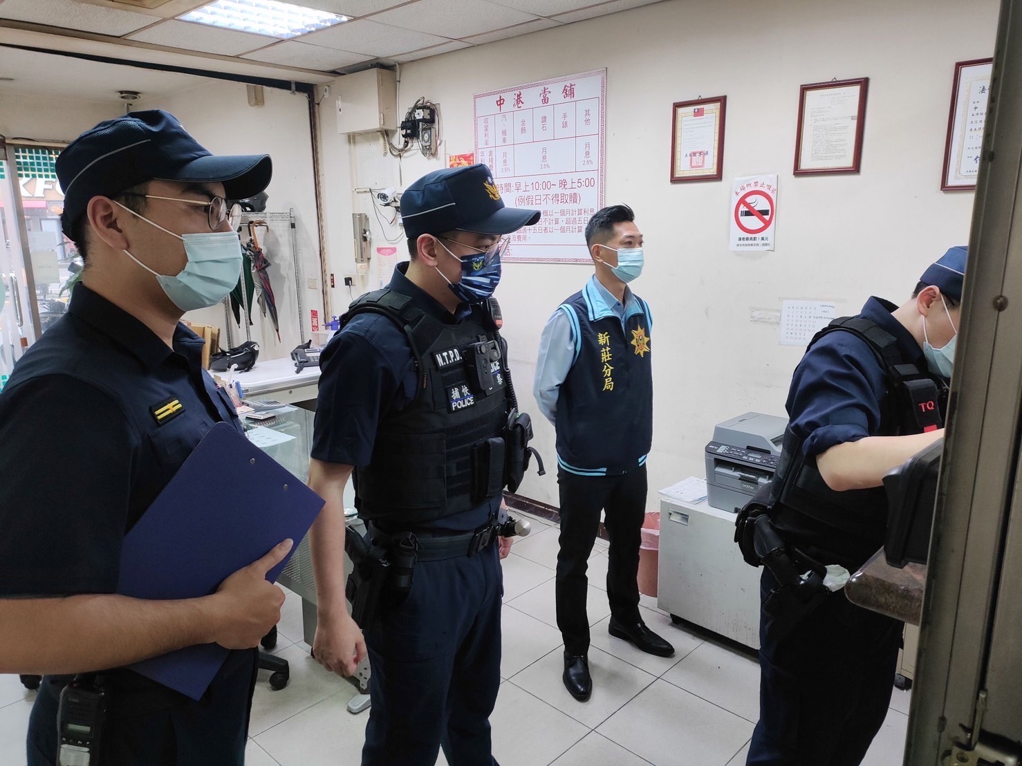 新莊警分局偵查隊長徐子胤帶隊查緝轄內當舖。（記者戴昱弘翻攝）