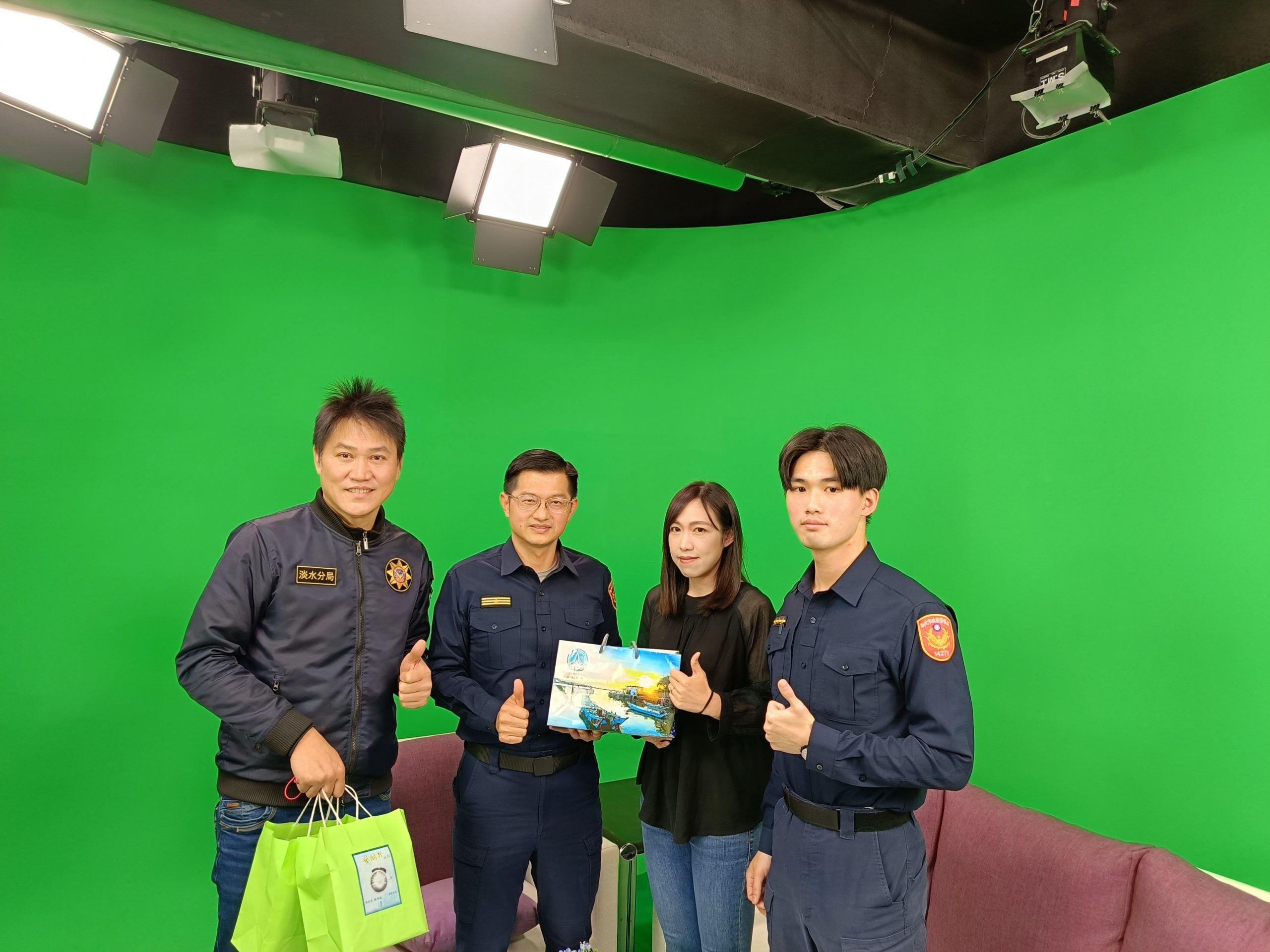 淡水警分局長陳保緒與紅樹林電視台共同宣導反詐騙。(記者戴昱弘翻攝)