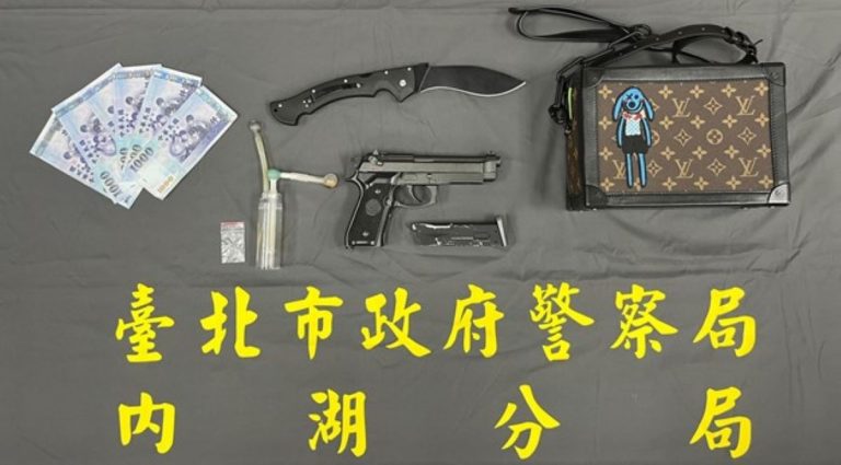 查獲折疊刀、空氣槍及毒品等證物。(記者宋紹誠翻攝)