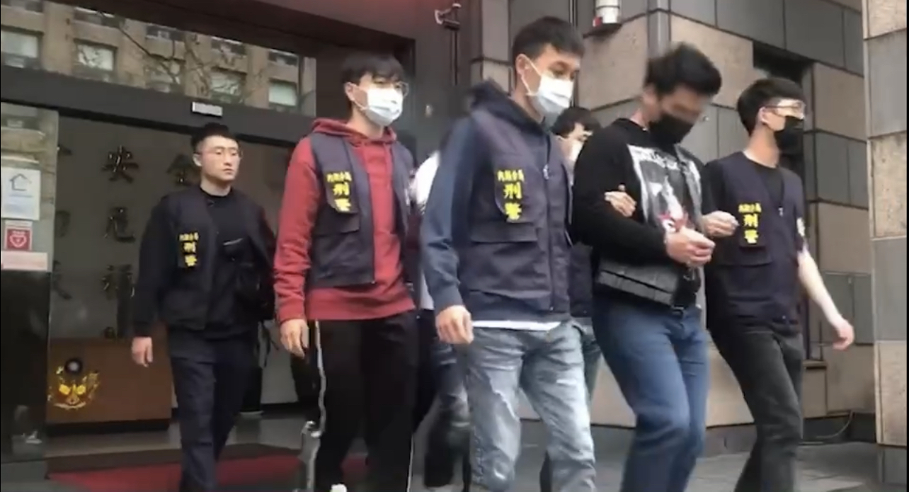 警方將犯嫌3人依妨害自由及詐欺等罪解送地檢署。(記者宋紹誠翻攝)
