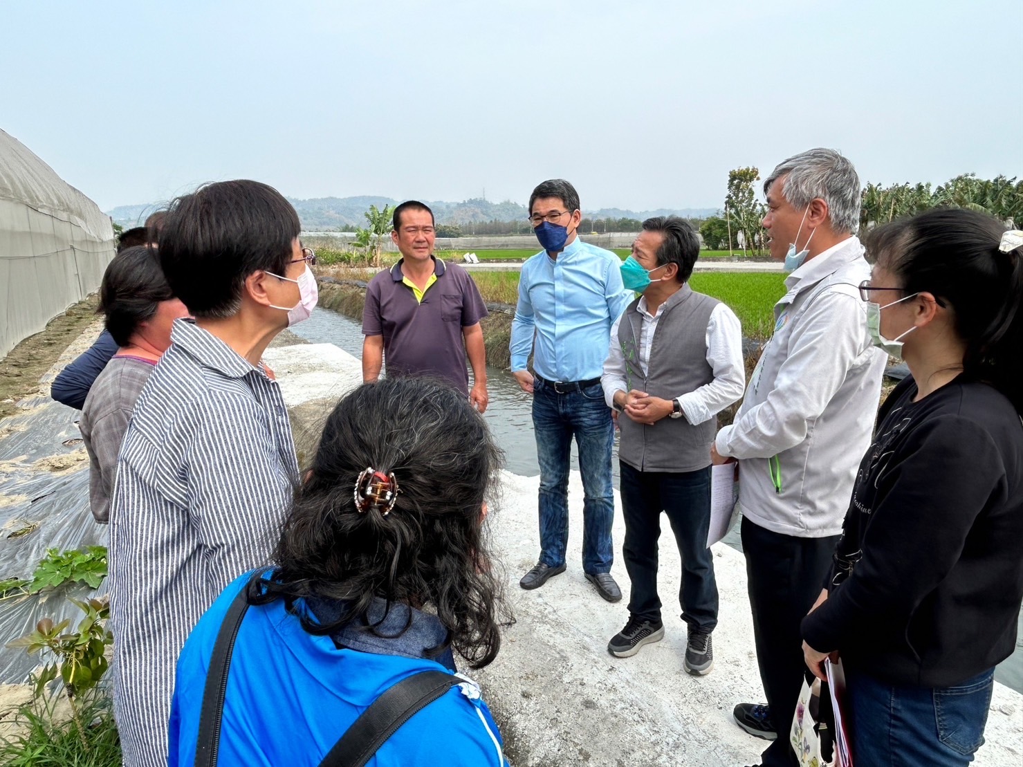 立委劉建國邀請相關單位一同會勘雲林的老舊農水路。(圖/翻攝自劉建國臉書)